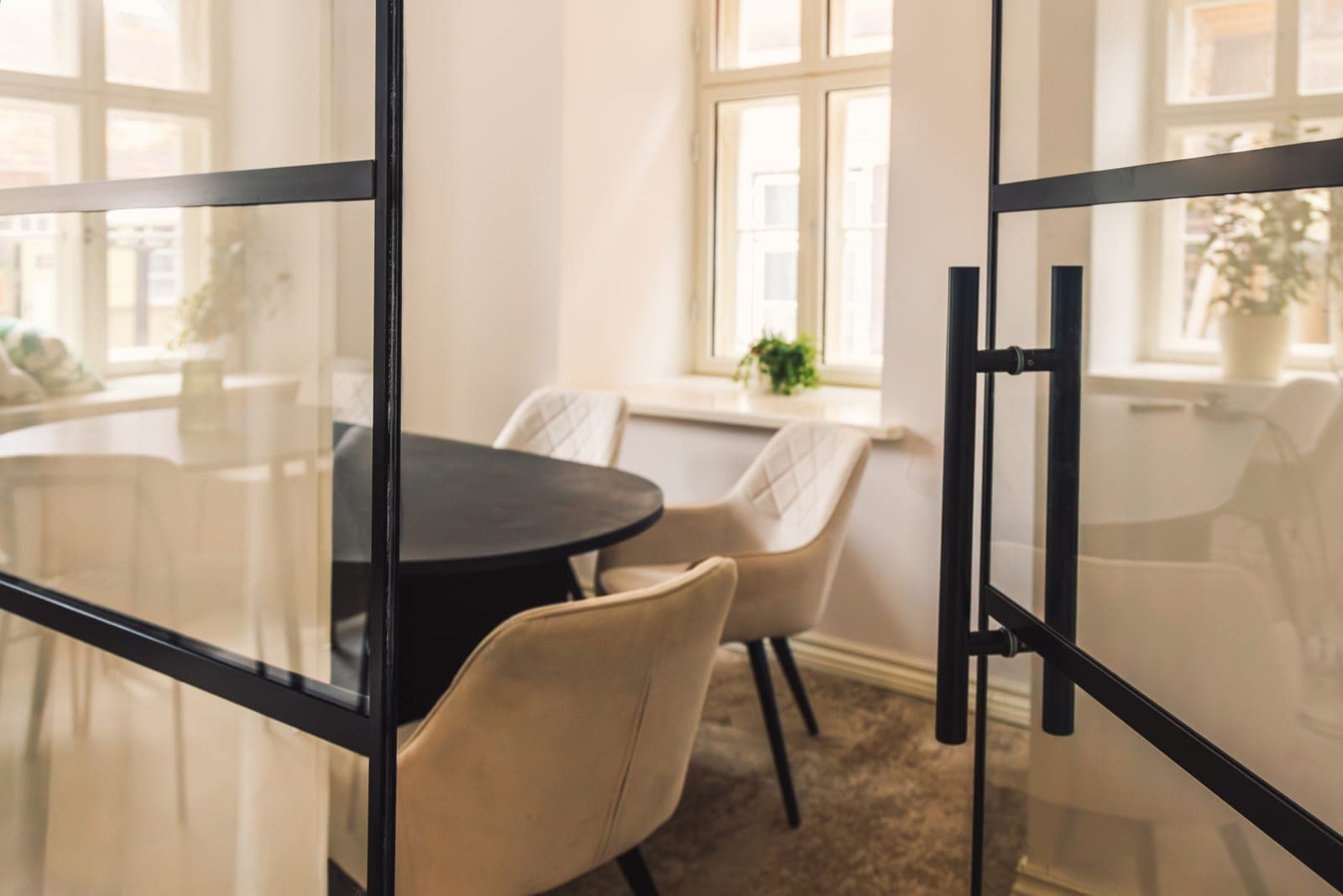 Koosolekuruum läbi klaasukse