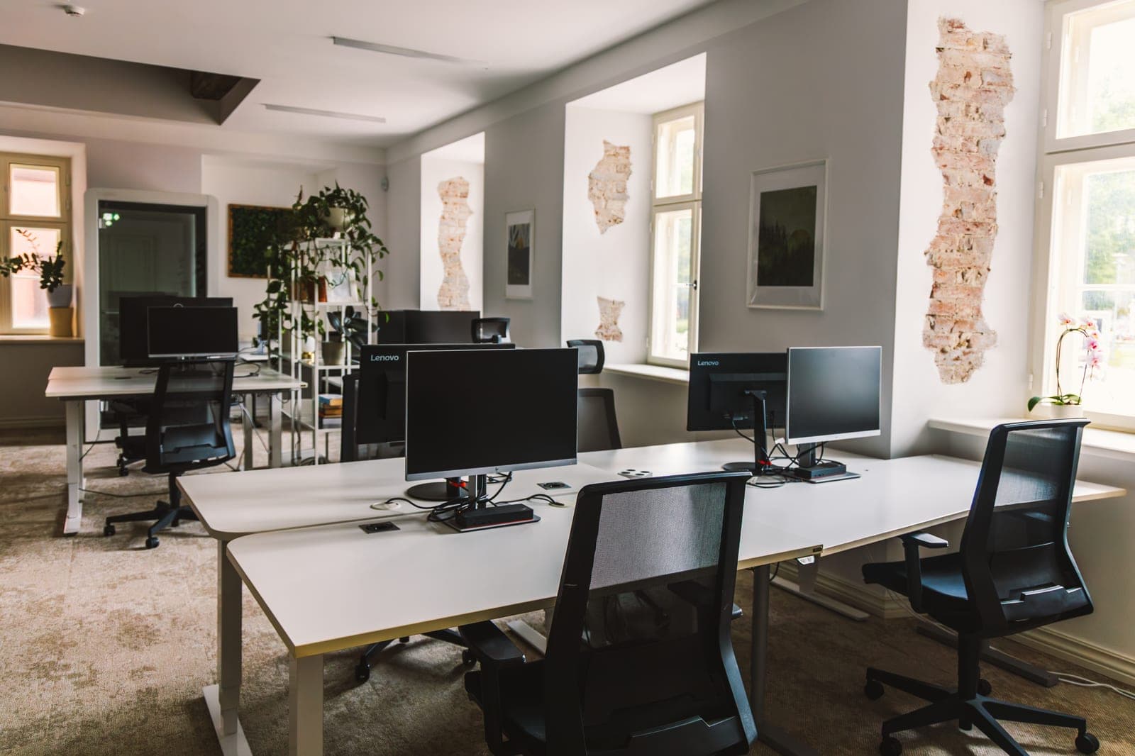 WorkVibe avatud kontor telliskiviseinaga